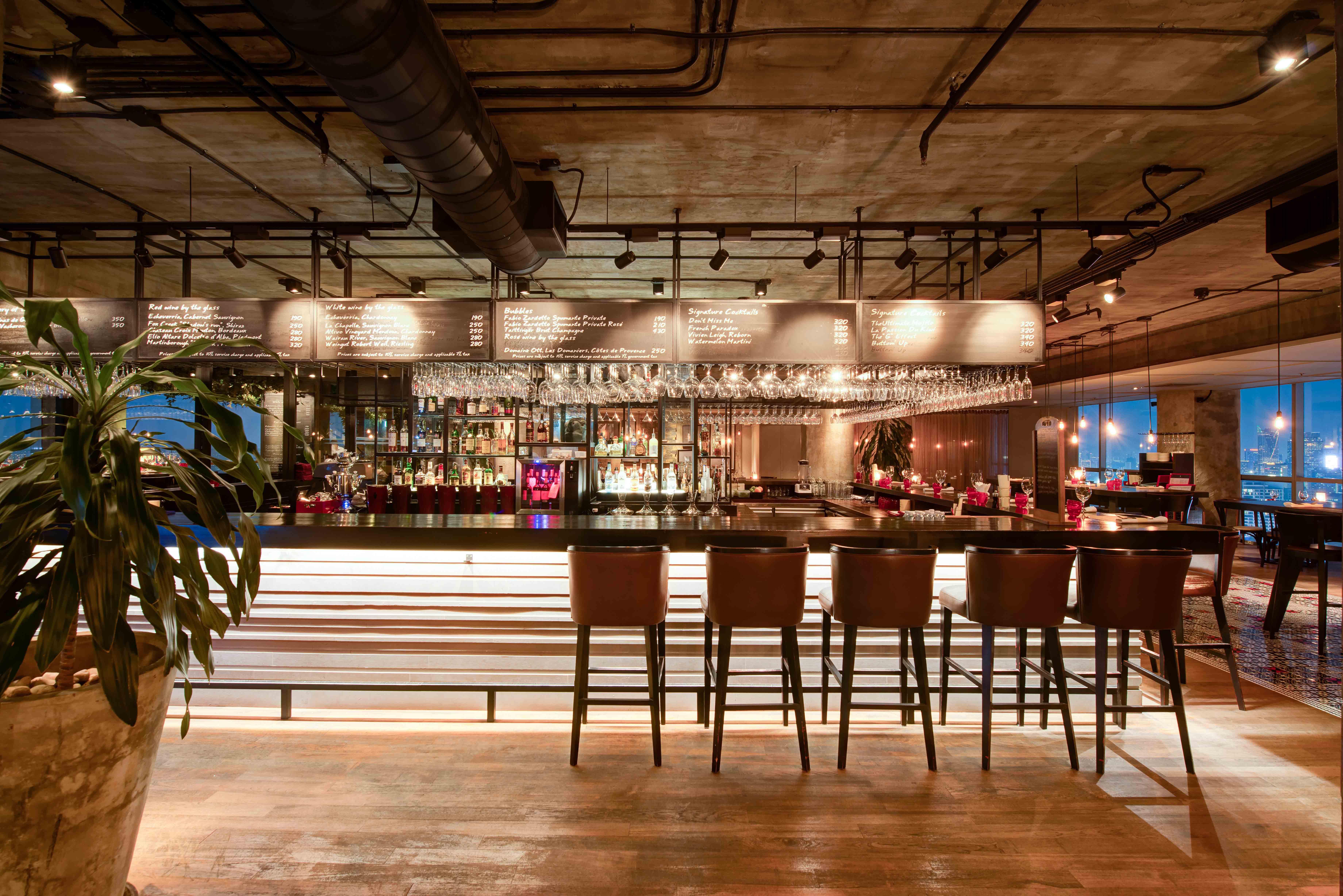 Pullman Bangkok Hotel G Extérieur photo The bar at the 101 bar