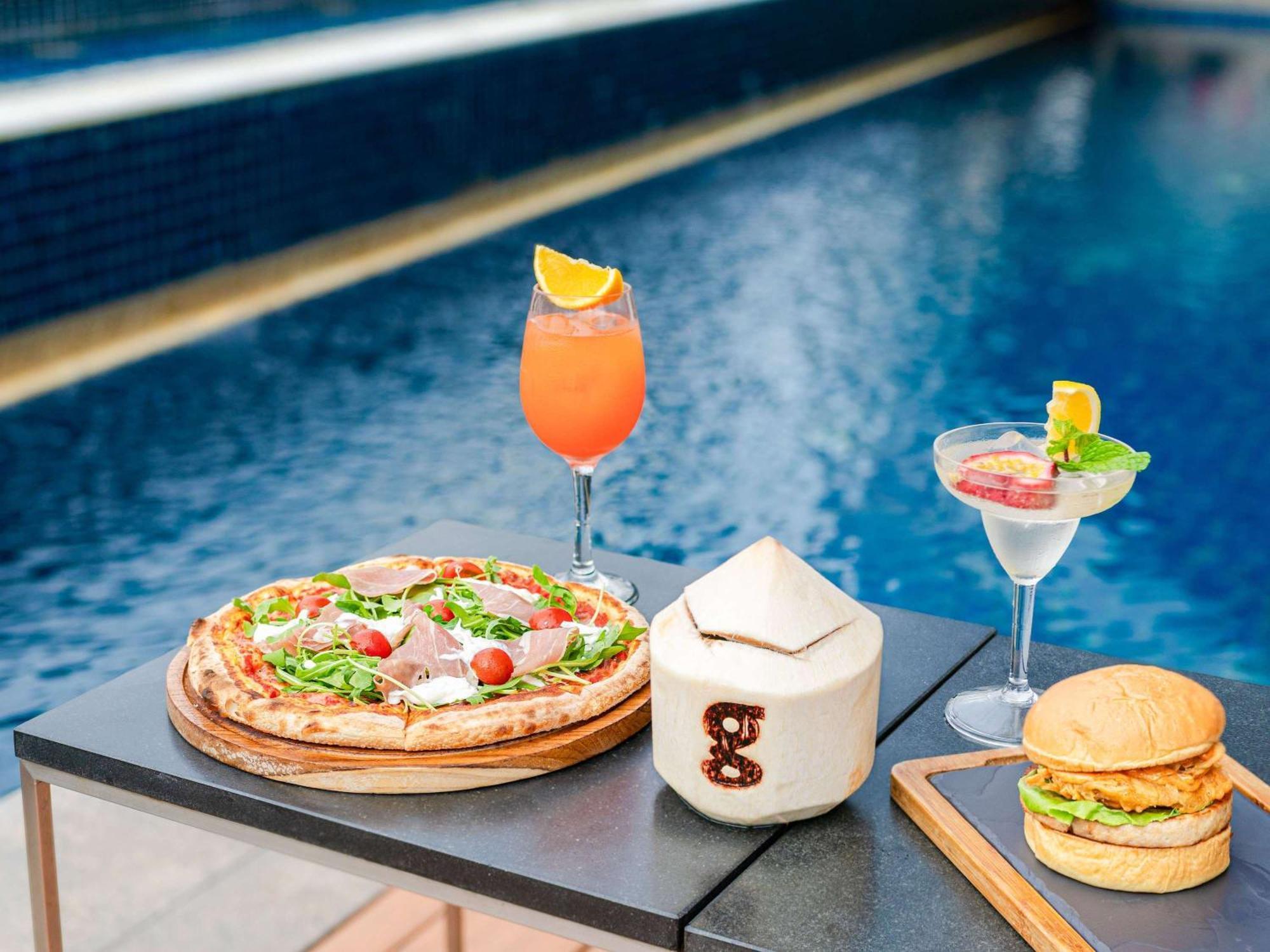 Pullman Bangkok Hotel G Extérieur photo Poolside dining at the hotel