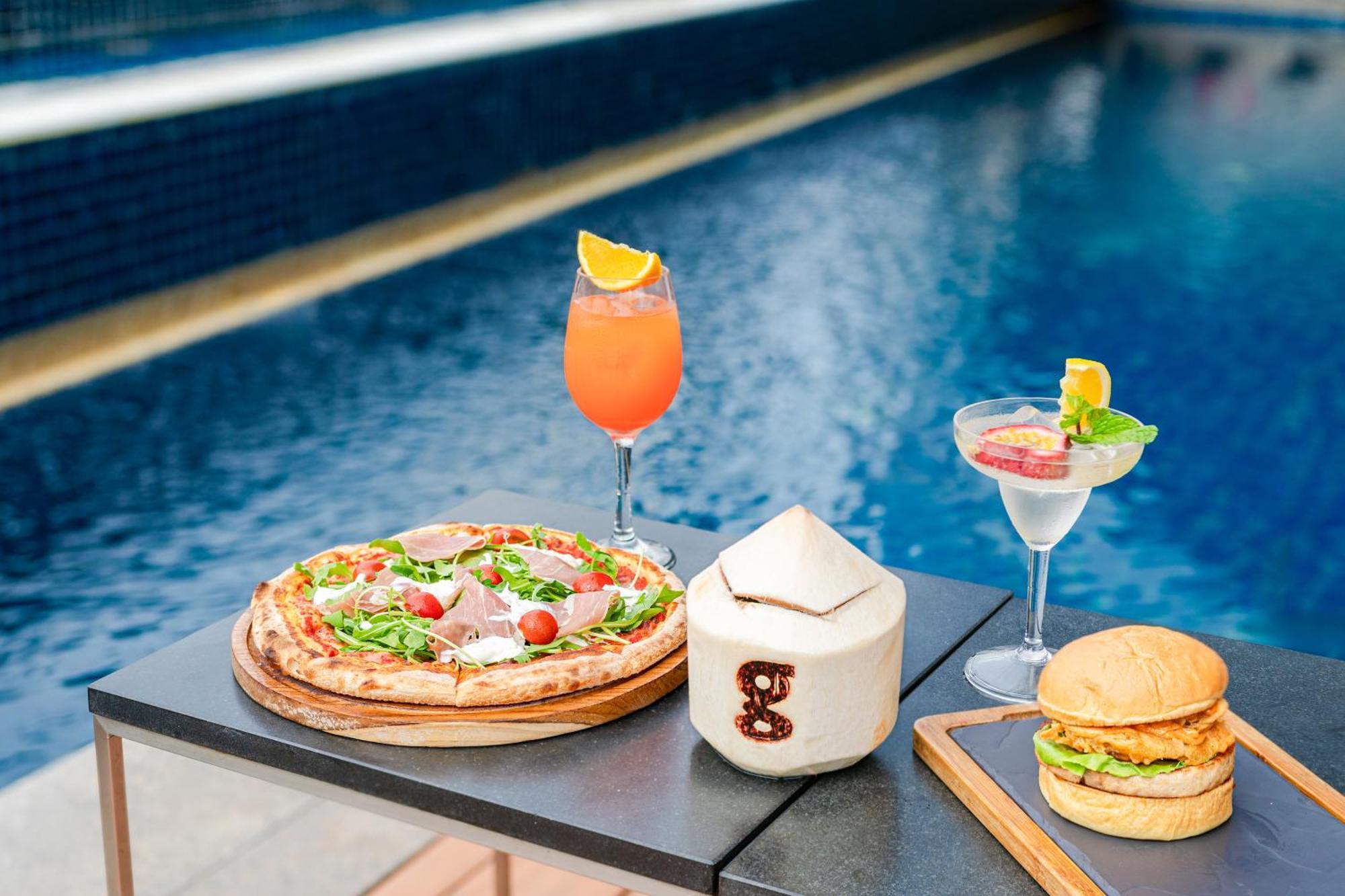 Pullman Bangkok Hotel G Extérieur photo Poolside dining at the hotel