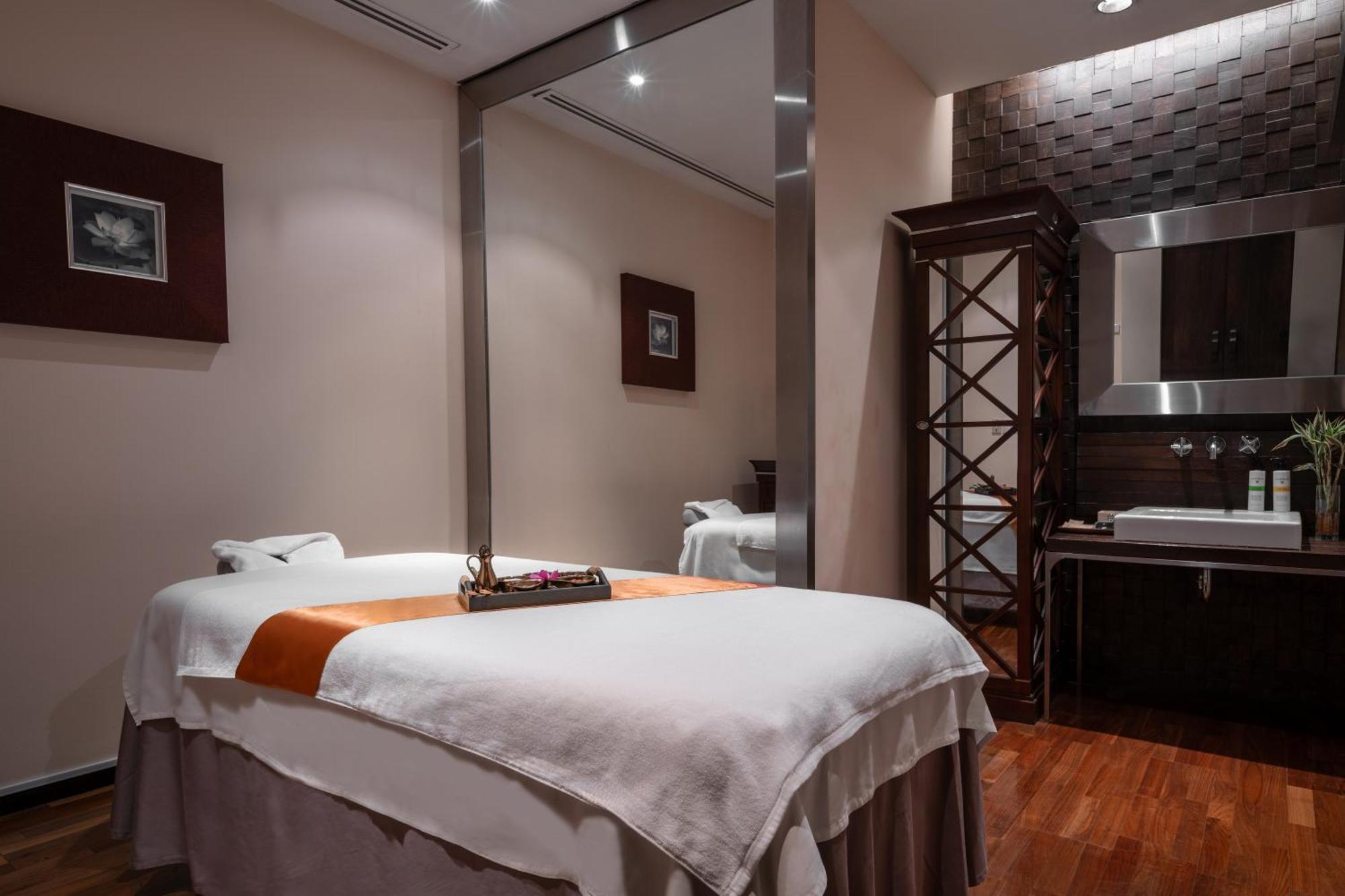 Pullman Bangkok Hotel G Extérieur photo A massage bed