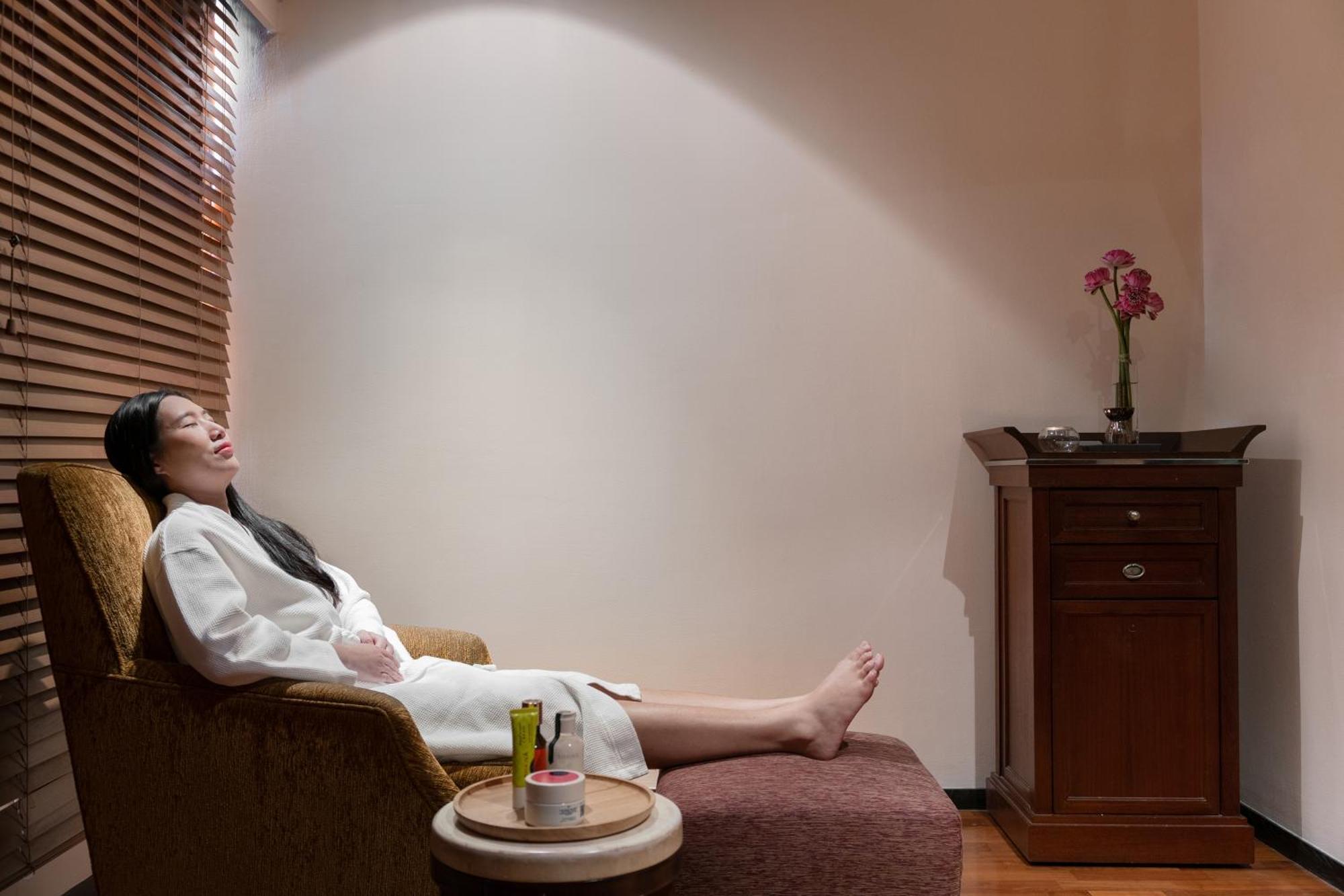 Pullman Bangkok Hotel G Extérieur photo A woman relaxing at a spa