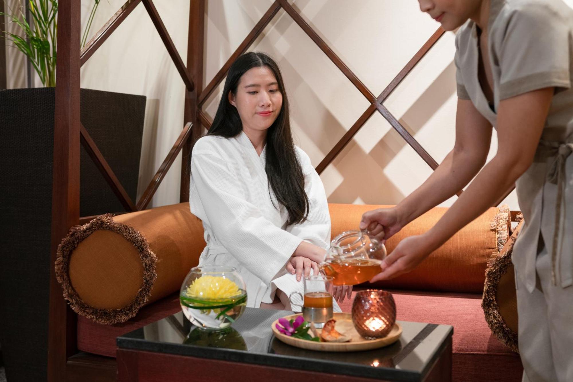Pullman Bangkok Hotel G Extérieur photo A woman at a spa