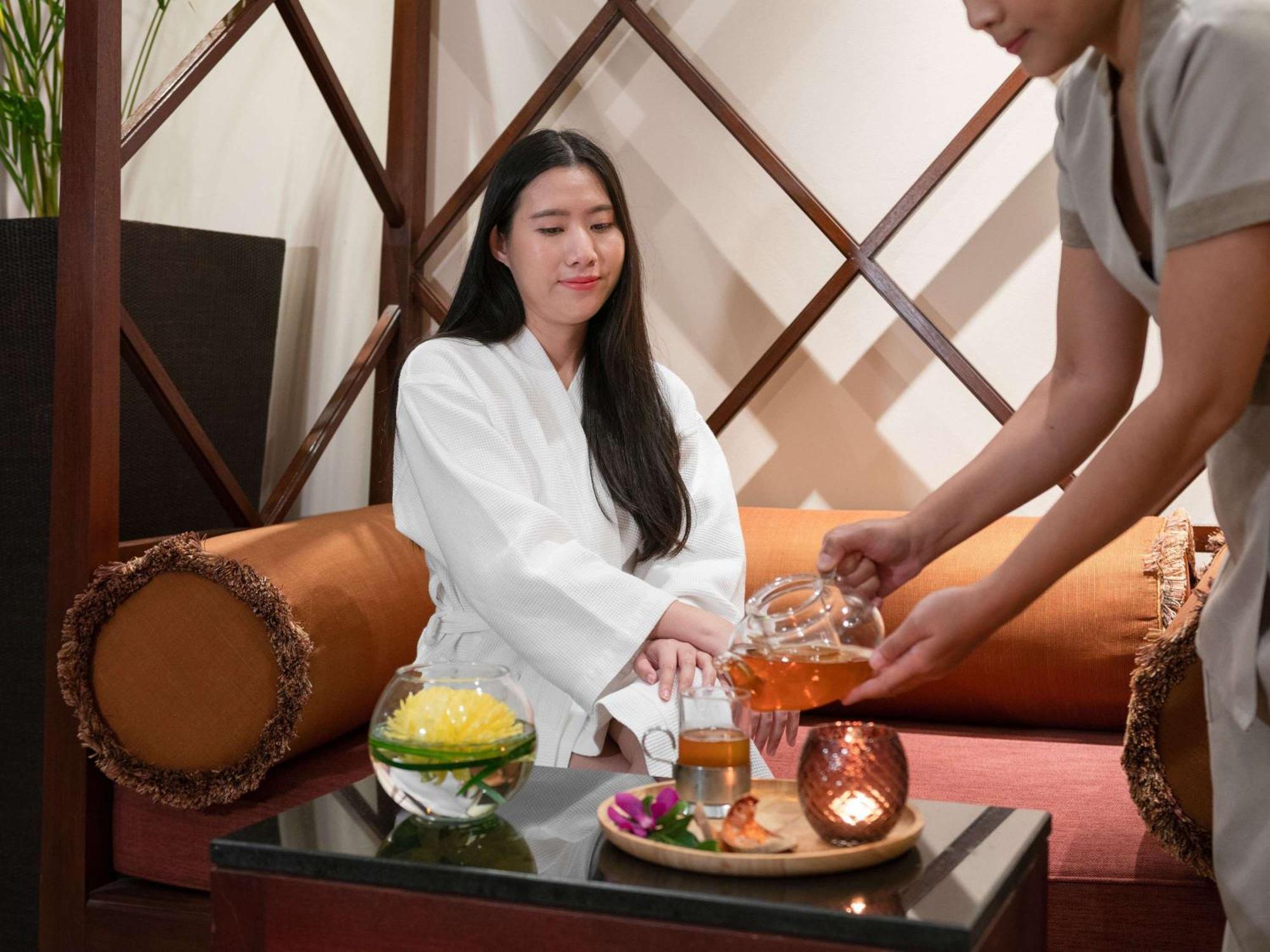 Pullman Bangkok Hotel G Extérieur photo A customer at a spa
