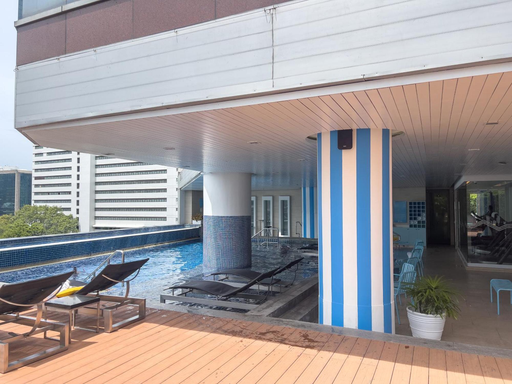 Pullman Bangkok Hotel G Extérieur photo The pool at the 33rd floor